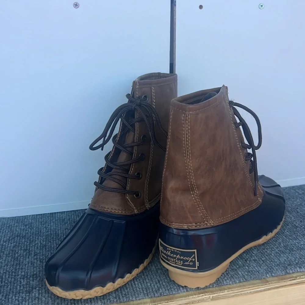 Waterproof Adam Duck Boots Tan leather, blue rubber on bottom Men’s Size 8 NWOT